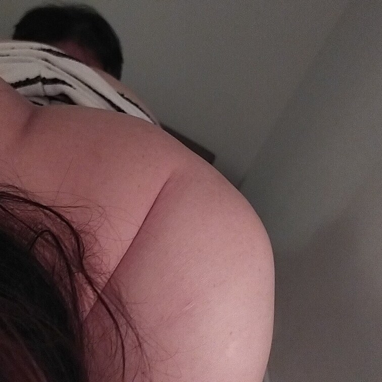 REDに奉仕中に
男性がクンニし続ける
