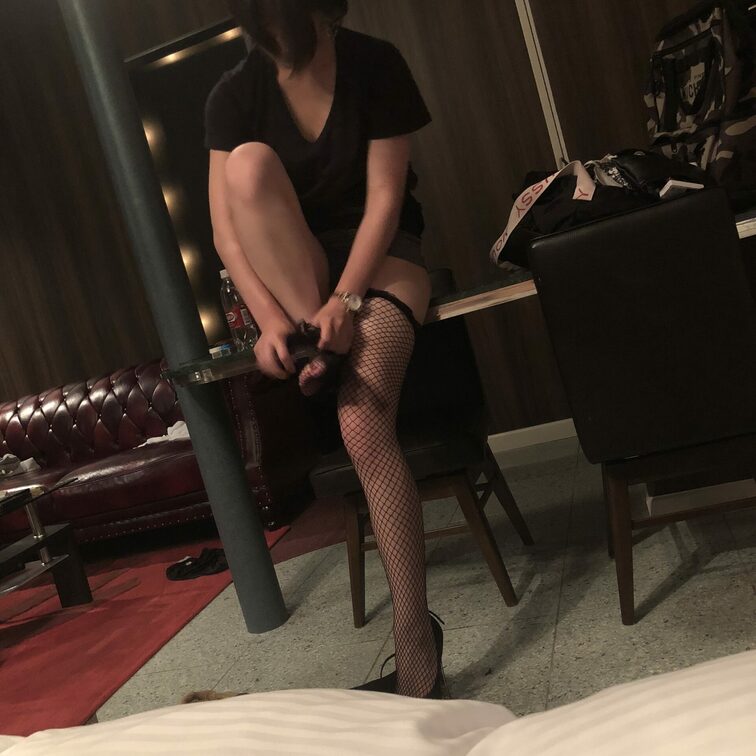 変態メス豚ちゃん
網ストは破かれる為に装着
臭いオッさんの脚指までご奉仕