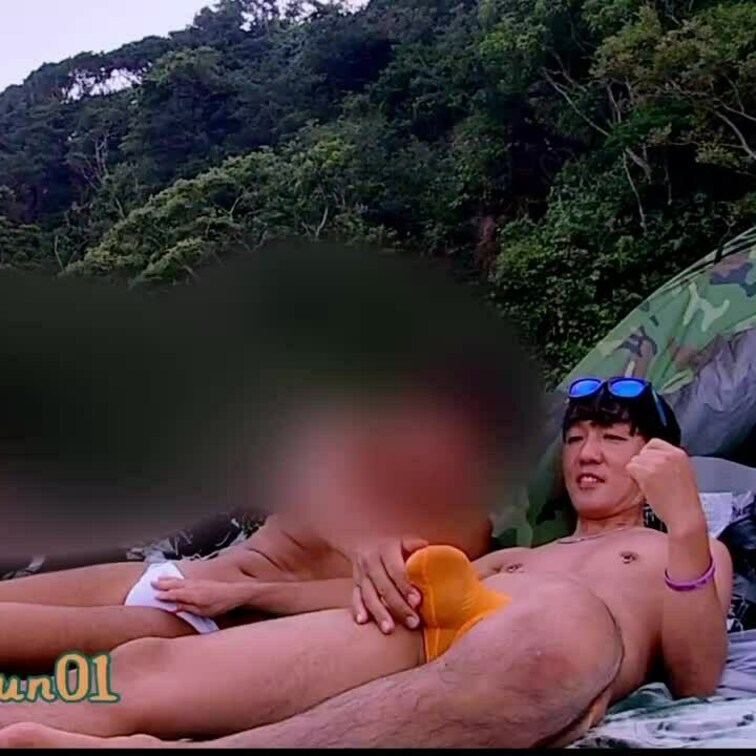 AMZK海岸の浜辺で