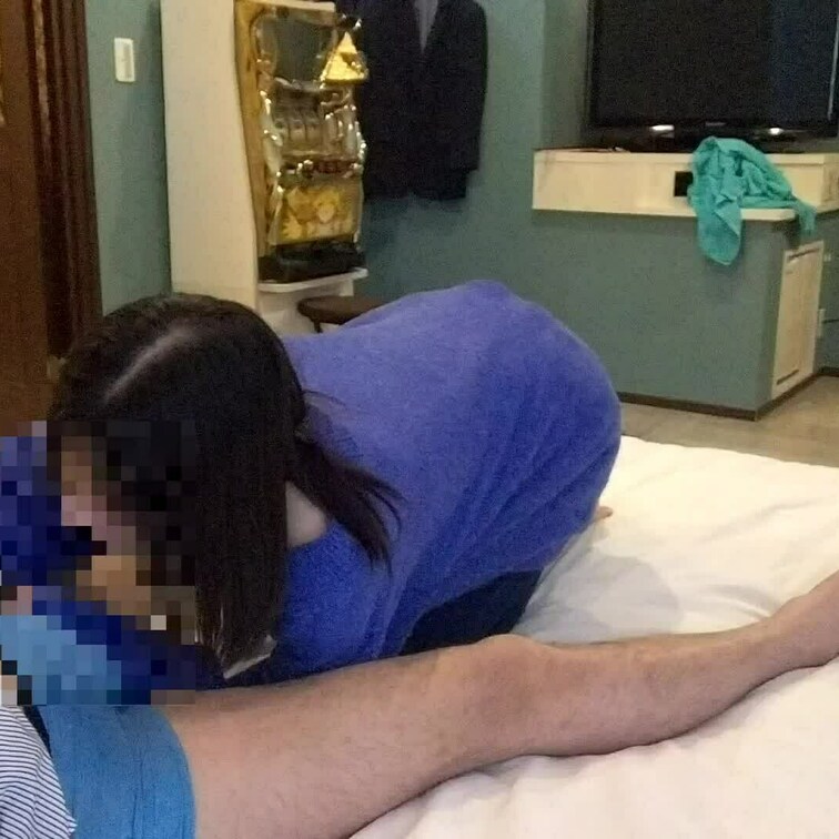 スーツ男子に貸出しした時の動画を公開します。
妻はスーツの似合う男性が前から好きでスーツ男子と妻のセックスをご覧下さい