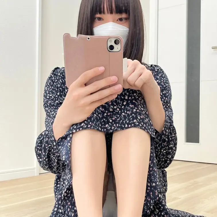 体育座りの奥になにかが見えるかも👀
