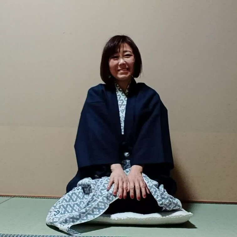 とある民宿にて
浴衣からセクシーランジェリーに着替えます

趣のある畳と座布団も良い感じ✨