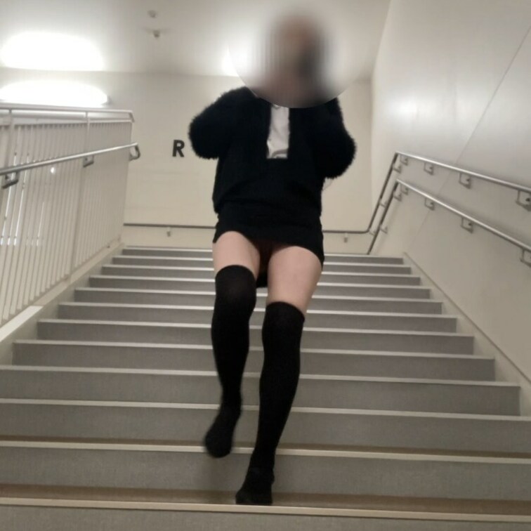 ショッピングモールの非常階段にて。