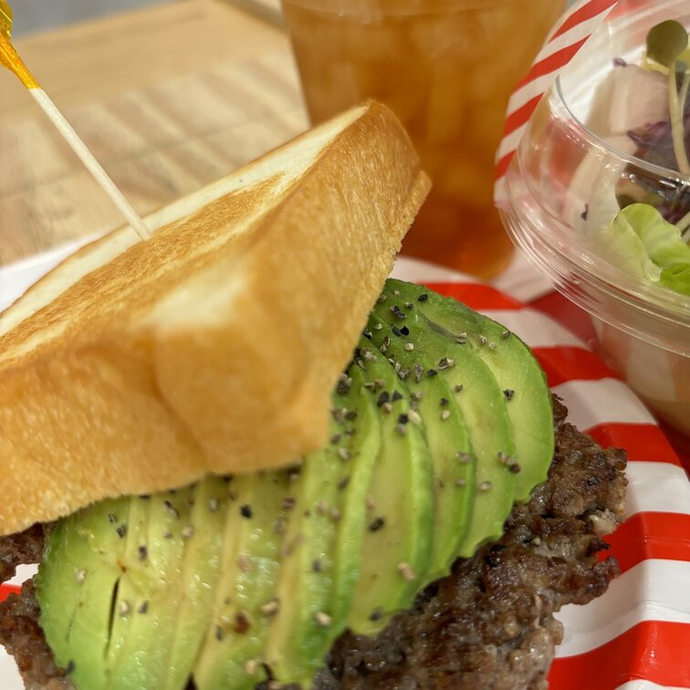 みんなたち!ジャンクフードは好きかい?🍟🍟たんたんはアボカドバーガー大好き(*^ω^*)このバーガー、バンズを食パンにで
