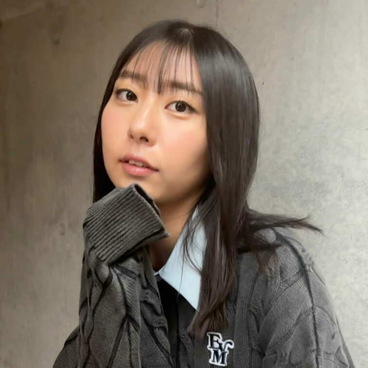 #210【KAZUHA 21歳】
今回ストリートスナップに協力してくれたのは、スクールテイストの大きめのセーターを使っ