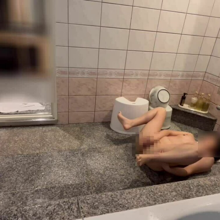 （チラ見せ）しおりちゃんが潮吹きでドアに潮を当てるゲーム

飛ばないとできないけどしおりちゃんの潮吹きはとんでもなく