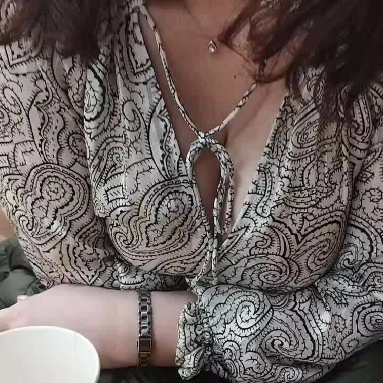 ドリンクコーナーで
ちょっと一休み
みんな居る前で巨乳晒し
予想しなかった事が‥