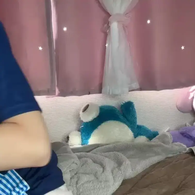 【みれい 20 歳】

みれいさんのライブ配信動画です
生ライブ配信だと、1 回の有料配信を視聴すると、おおよそ平