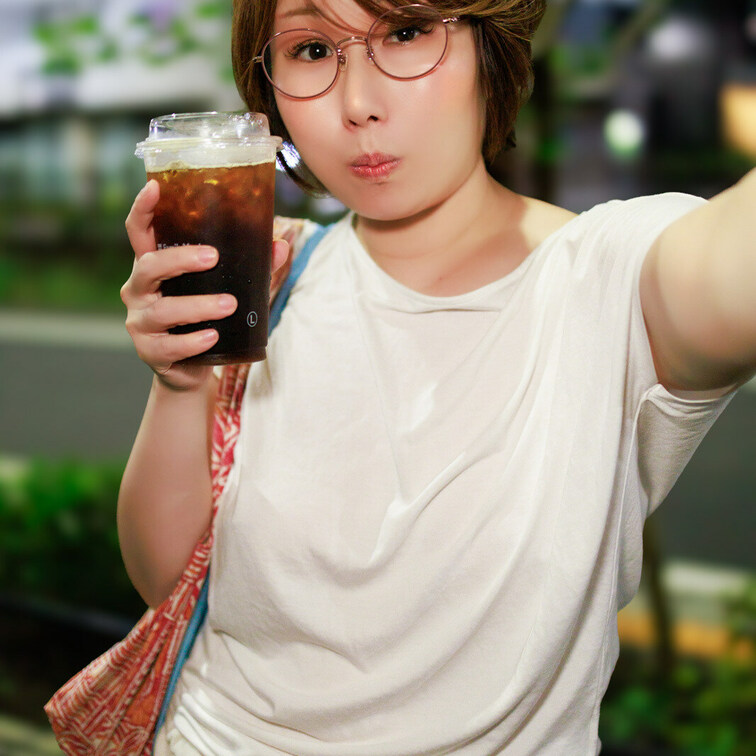 夜のコンビニに出かけた帰りに、おうちの裏で撮ってきました。

プラス１枚おっぱいがみえるやつは有料でアップするね。