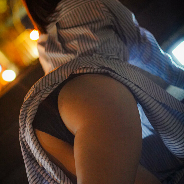 ころんって本当に露出が好きで、
捕まることがなければ全裸で街中を歩きたいそうなんですよね。
綺麗な景色が見えると