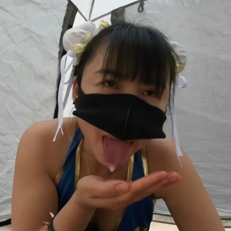 キャンプ場で再会した大学の先輩。食事の準備を手伝ってもらったお礼にと、私はテントに誘った。
薄暗いテントの中で、私はそっと手を伸ばし、彼のベルトに触れる。ジッパーを下ろし、熱く硬くなったモノが現れた。私は欲望に忠実に従い、それを口に含んだ。
舌で先端を転がし、ゆっくりと奥まで含む。
自然の中で味わう背徳感。罪深いはずなのに、私の体は正直すぎる。
旦那を裏切っているという事実が、私の興奮をさらに高めてく。。