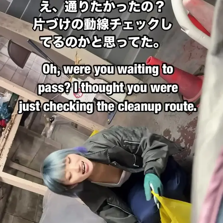 新人がちょっと笑っただけで、階段の男の人たち止まるの早すぎ。