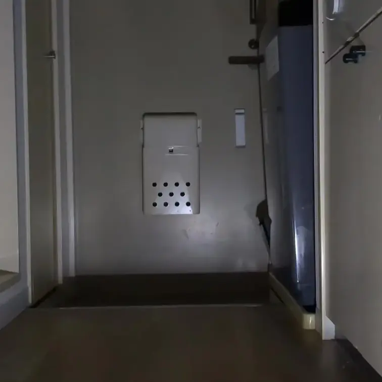 欲求不満同士だと我慢できずに玄関入ってすぐに始まっちゃう