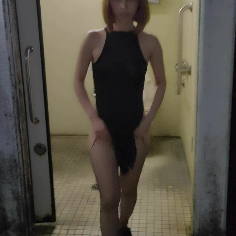 【梨夏】公衆トイレからの徘徊開始(笑)
普段から歩いてる街並みを歩くだけで股間を濡らしてました。