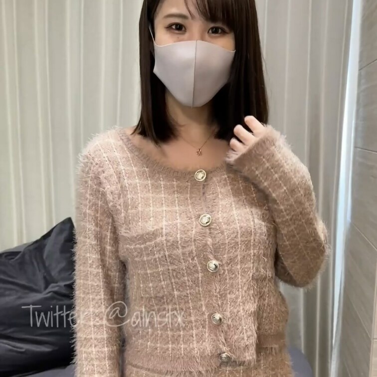 照れ屋で可愛い女子大生「あやかちゃん」の脱ぎシーン。
緊張しすぎて目が泳いでるのが可愛すぎてたまらんです。。

ハ