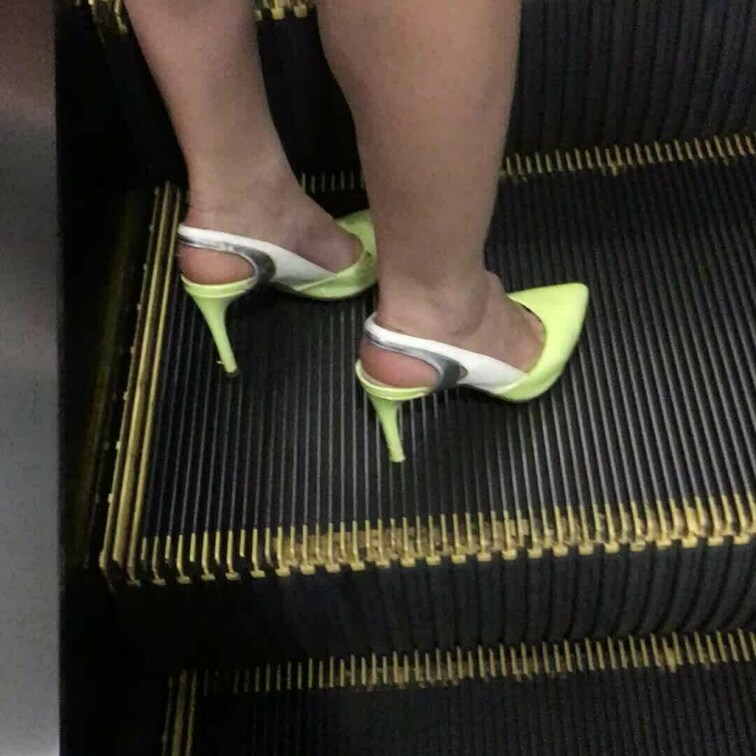 美人妻の駅のエスカレーター。ピンヒールとパンチラ…