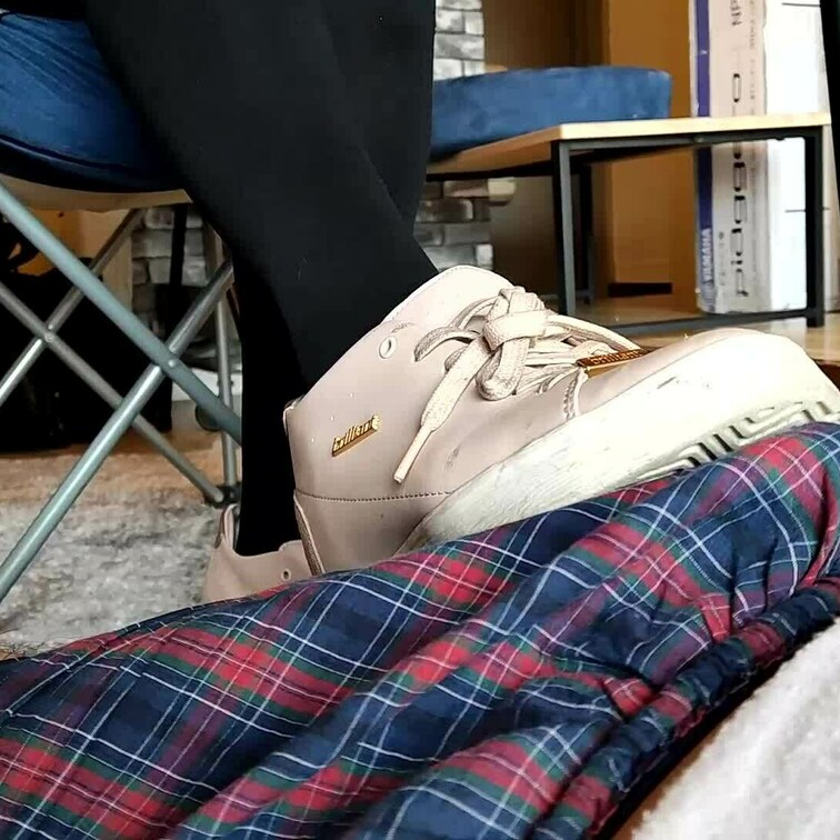 さなちゃんのピアノでパこンツの上からスニーカーでペダルちんこ

今回はその日に実際に履いてきたプライベートスニーカー