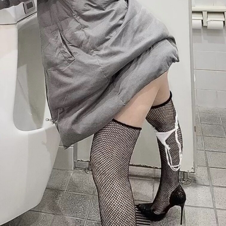 公衆○○○の男子便器の前でTバックを片足に引っ掛けけてバックの体位で💝この非現実的でスリルな時間が私にはたまらないのです