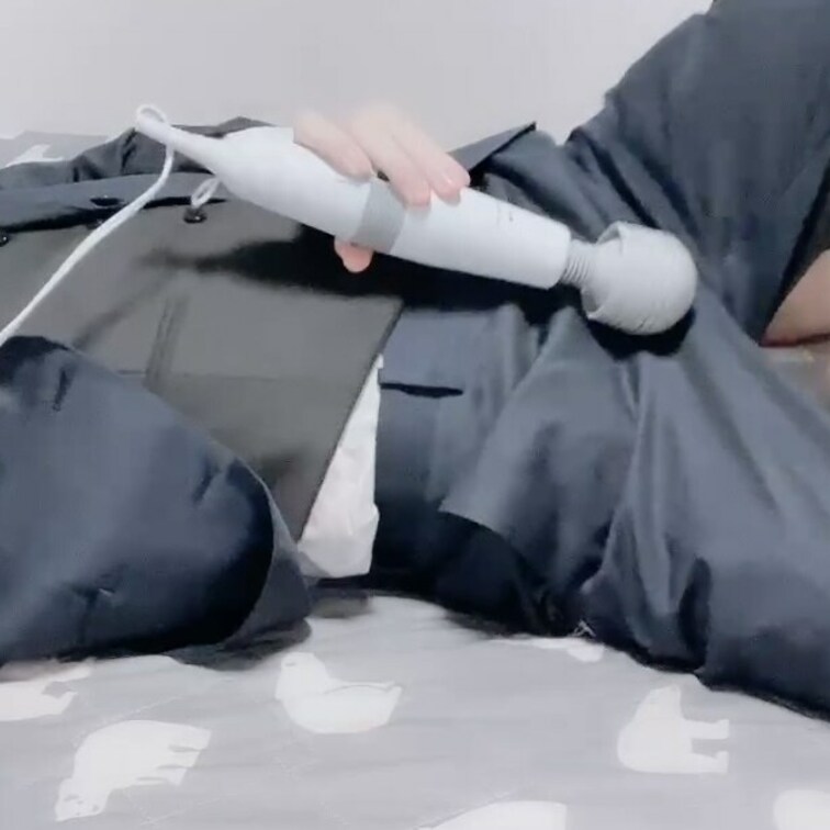 今回は「仕事終わりにスーツで電マえっち」した動画だよ？
電マって我慢してないと、すぐにイッちゃうからヤバい...((