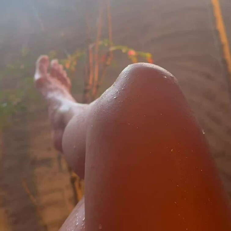 露天風呂でリラックス♨️ 浴槽のふちに寝転がりながら、つま先が一番キレイに見える角度を研究中
