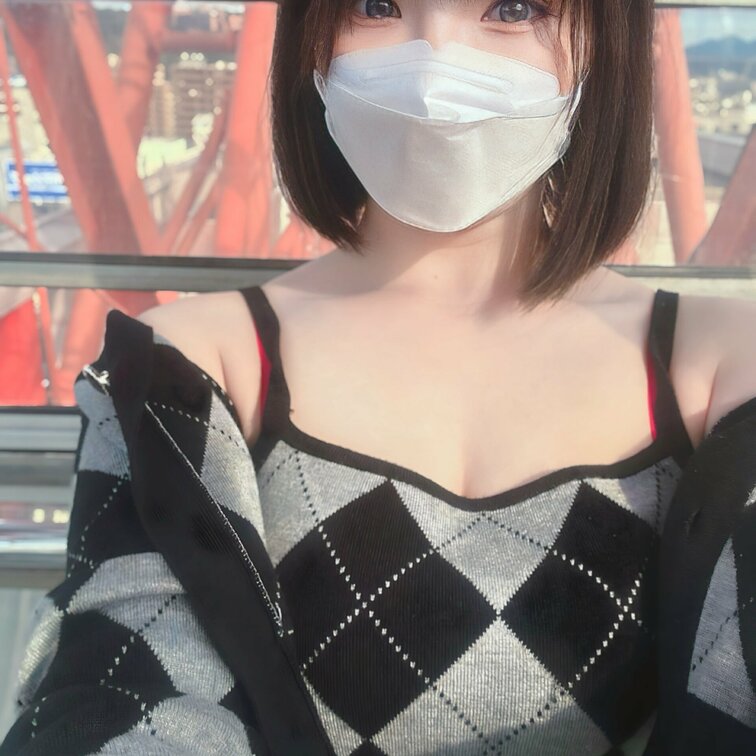 “観覧車で脱いでみた”
1枚目:着衣
2枚目:脱衣