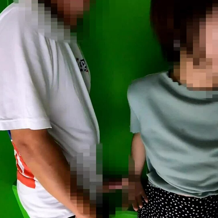 スレンダー人妻さんをプリクラ機に連れ込んで、３Ｐフェラのシーン。
詳しくは⇓⇓⇓

https://myfans.