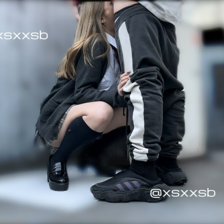 気持ちいいと足が開いちゃう女の子♡
開いちゃった写真は写真プランに載せてるよ///
興奮したらいいね押し