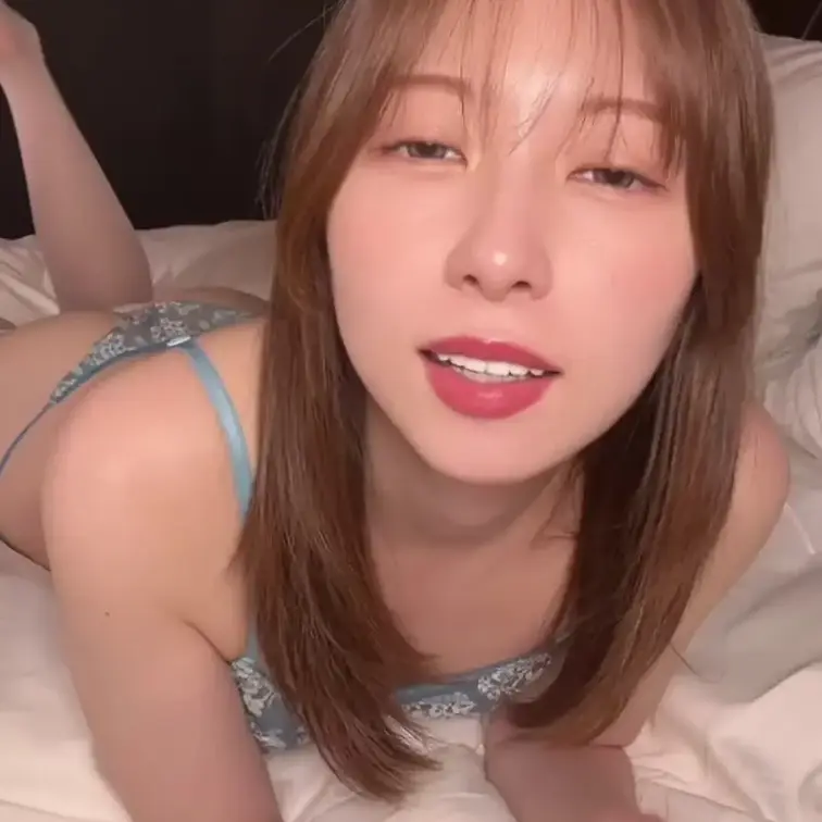 水色下着　ベッドフェラ