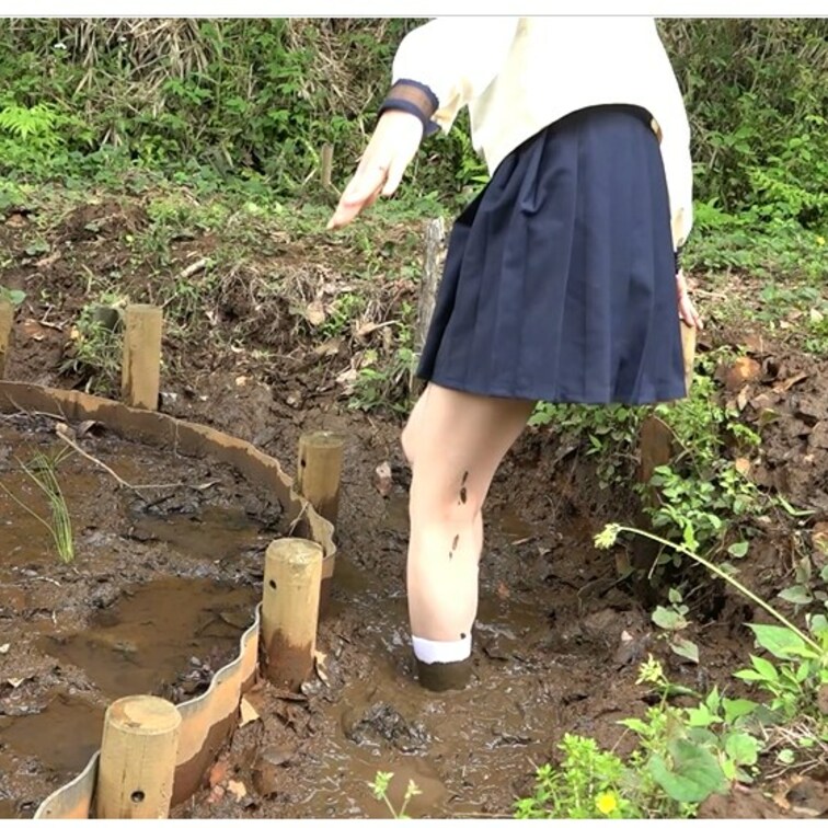 泥で白靴下を汚す