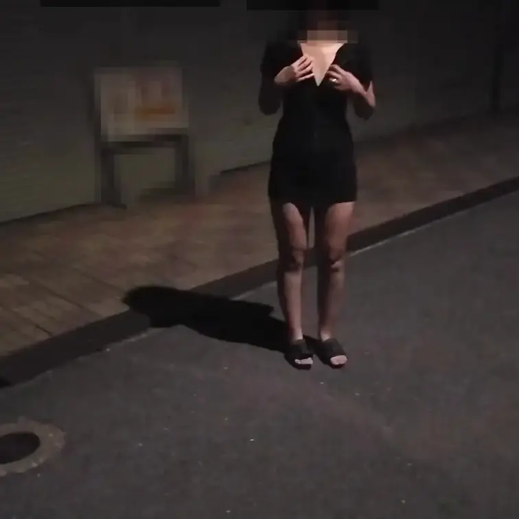 服を脱ぎながら夜の道を徘徊～(⋈◍＞◡＜◍)。✧♡