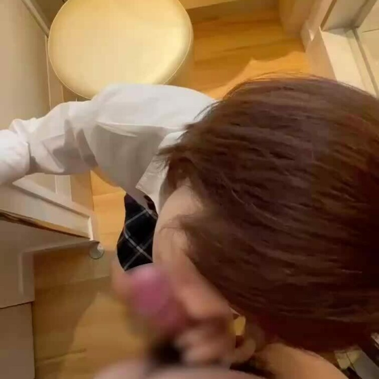 制服コスでのフェラ動画です😋
おっきくてかたいのが好きぃ💕