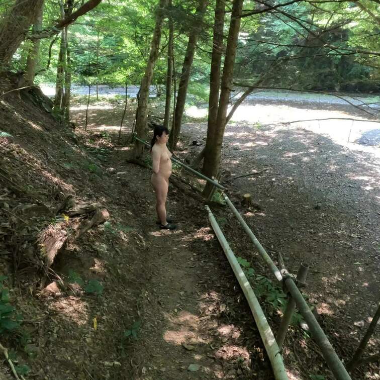 夏に行った全裸キャンプの時の動画です。
暑かったので川に降りて、散歩しました。



※私有地内での撮影です。