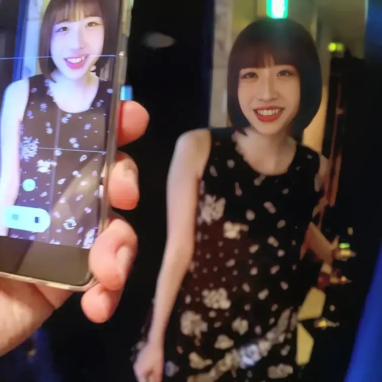 扉開けて１秒でチンコビン立ちの、めっさカワイイちさ嬢、ご来場です😍　この数分後、フロントから電話が掛かってくるのですが、