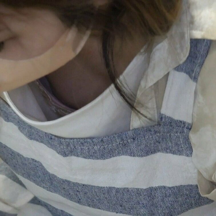 ちょい見せ。本編はこちらから→
#03【陶芸中の胸チラ】旦那の横でNTR胸チラ！美人妻のおっぱい拝み!!浮きブラ/谷間