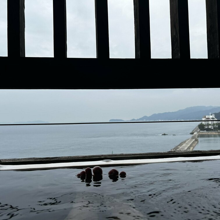 でぶおねーさんと温泉でいいことしなぁい…？♡♡
○○○の横でプチ露出♡♡
