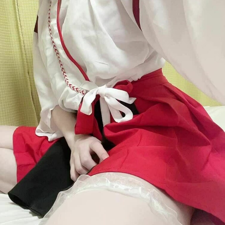 ギリギリ狙って見えちゃう巫女さん