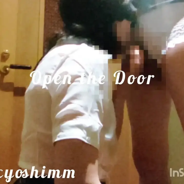 ドア開けプレイ2幕です😊まず部屋中からドア開けはやっぱりフェラが一瞬固まりました🤣次はドアを開けたら変態カップルがフェラ