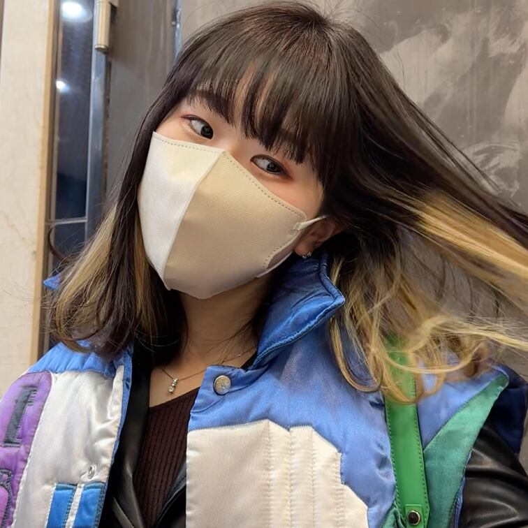 ＃27【MANA 22歳】
今回ストリートスナップ撮影に協力してくれたのは、レザーのオールインワンに柄ダウンベストを合