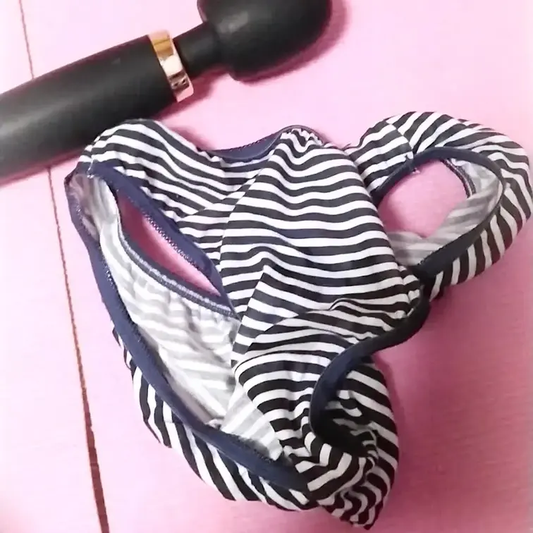 なにかがついて濡れちゃってるショーツです…手もとろとろです💕