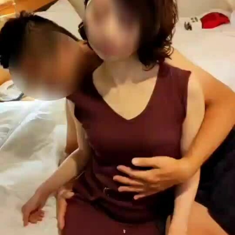 お気にの単さんと❤服のまま触られるだけでもう濡れてます❤次回はオナ用のバイブでオナさせられ逝くとこ見られます❤