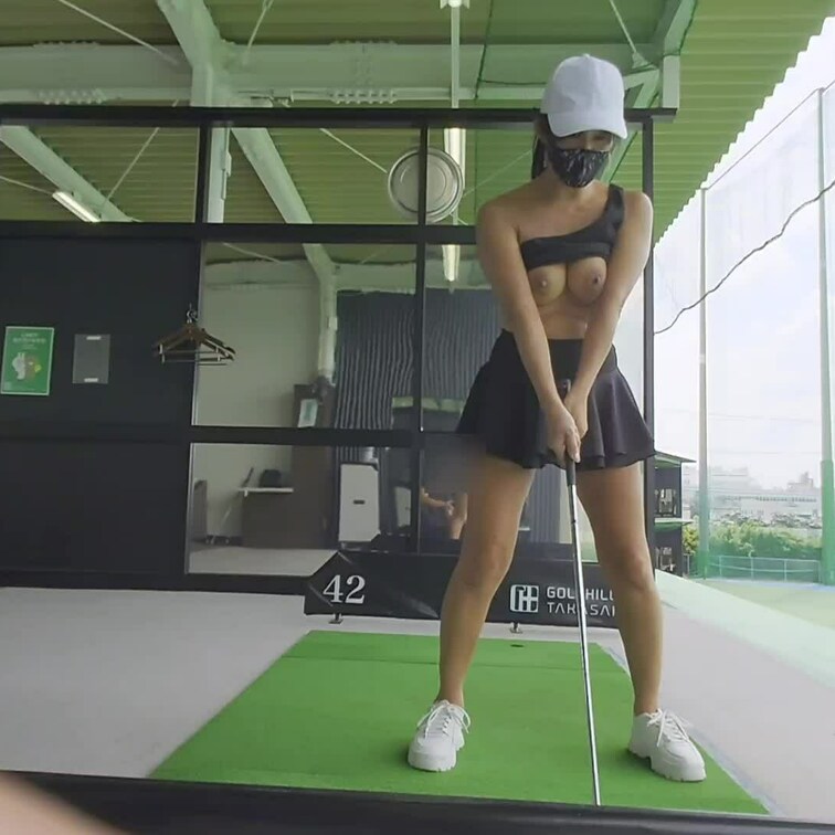 【打ちっぱなし】※特別プラン
ノーパンノーブラのままミニスカで打ちっぱなしへ🏌‍♂
何年かぶりにゴルフクラブを握りま