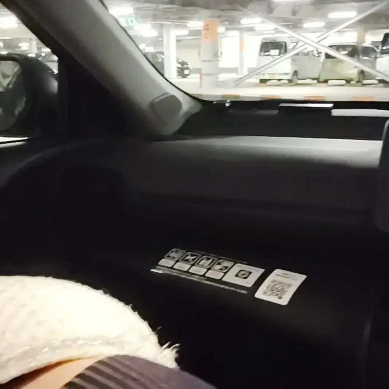 ♥️露出♥️SCの屋上駐車場でフェラ
買物で立ち寄ったSC
閉店間近のせいか駐車場もまばら
「少し舐めてくれ」