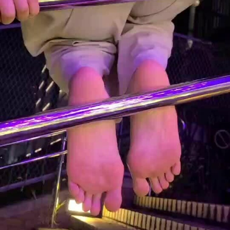 SNSで公開して大人気だった足裏さわさわのフルバージョン