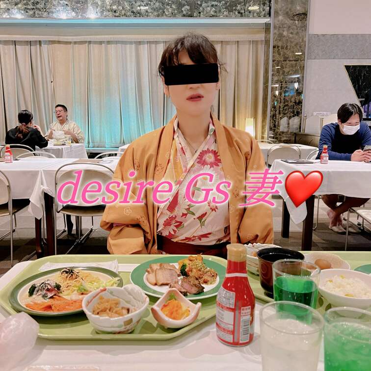 週末の温泉♨旅行😊🎵

温泉♨入って…夕食🍴～🤤🎵
そして夜🌛の湯畑へ…
足湯♨カフェへも行ったよぉ～🍦😊🎵（ち