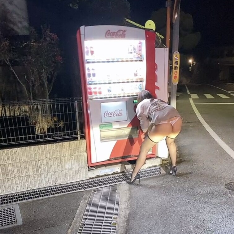 今回の日曜日はかなり控えめにブラウス着てTバックで自販機ジュースのお買い物🍹これはこれでエロイ?笑