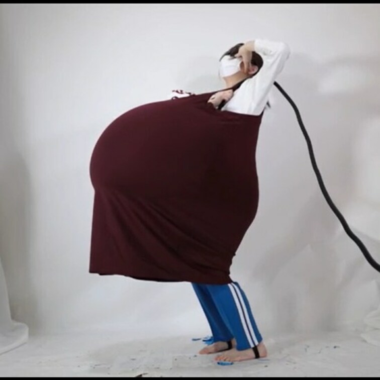 巨大な風船を服の中で割る