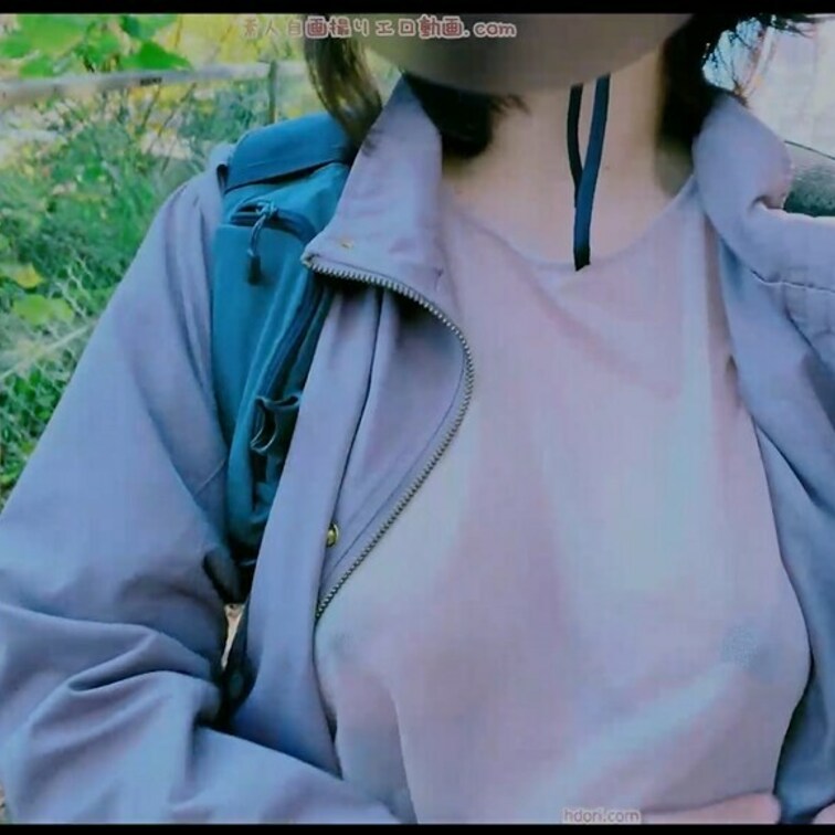 ノーブラで乳首を透けさせながら街を散歩しました