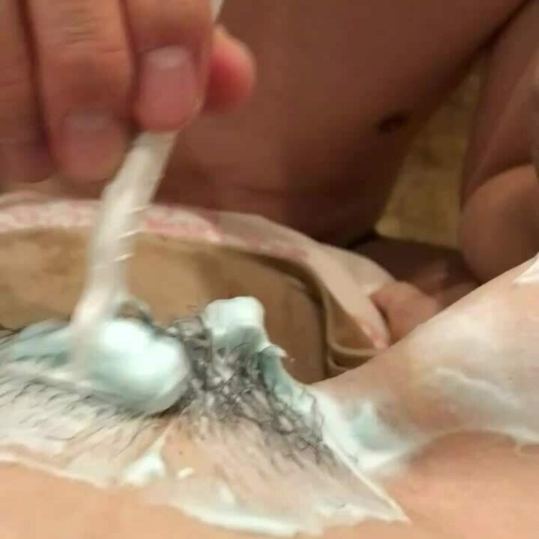 妻の○○○を依頼している男性2名からパイパンにされる動画です。
貸出した際、○○○のために必要と言われ、
○○○束さ