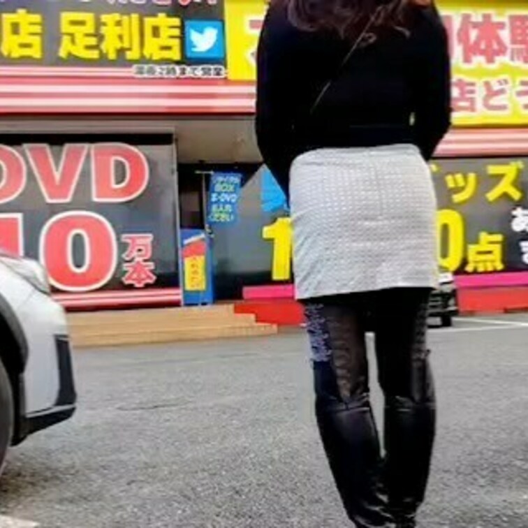 アダルトショップ駐車場で前屈