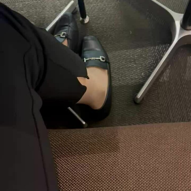 カフェで仕事中の足元をこっそり撮影
足癖悪いから気づいたらすぐパンプス脱いじゃいます🥹